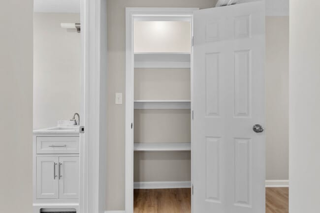 Building Photo - Westwood and Adams Duplex Apartments