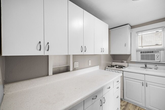 Building Photo - $25 Drive by & Apply for Beds 2 Bath House * Large Living/Dining + Bonus Room and Yard** Move in ...