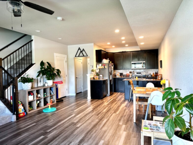 Building Photo - 6555 Carriage Meadows Dr