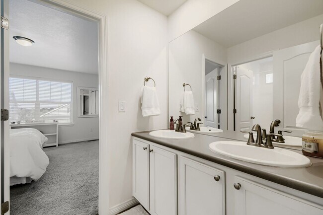 Building Photo - 677 Sundance Cir
