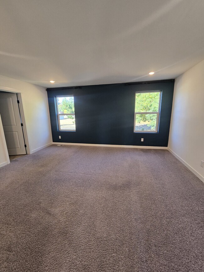 Building Photo - 903 Vine Maple Dr SE