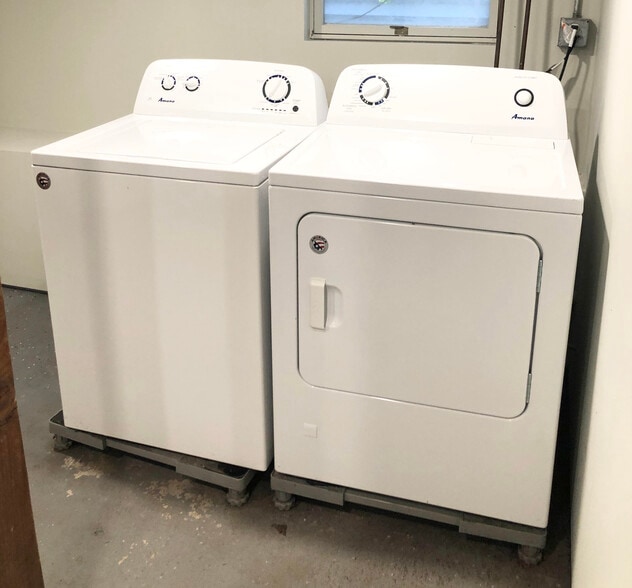 Free Laundry - 2233 N Janssen Ave