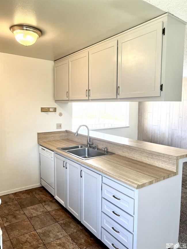 Building Photo - 5020 Tahiti Wy