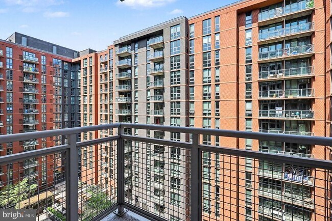 Building Photo - 1025 1st St SE