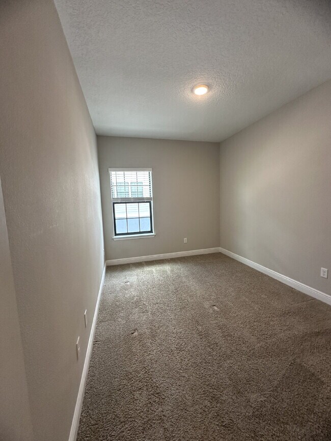 Building Photo - Stylish 3-Bedroom Townhouse with 2.5 Baths...