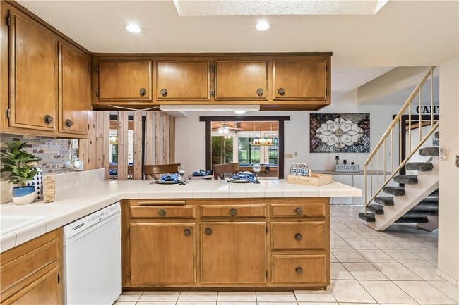 Building Photo - 2687 Country Club Dr