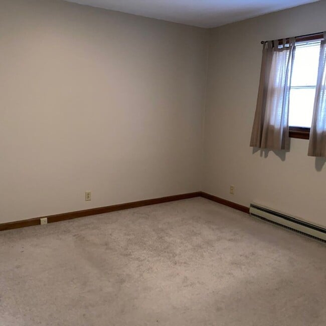 Building Photo - 2 bedroom 1 Bath with Carport
