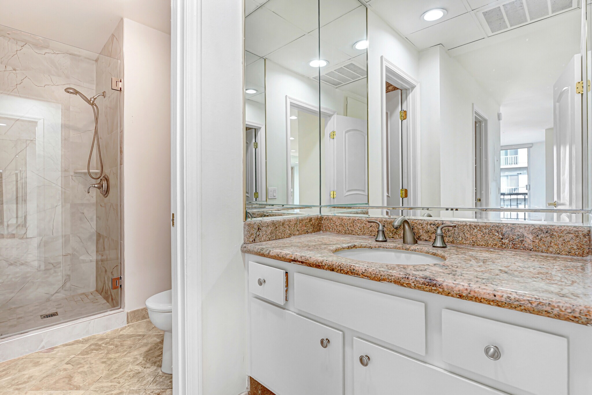 Building Photo - 10747 Wilshire Blvd