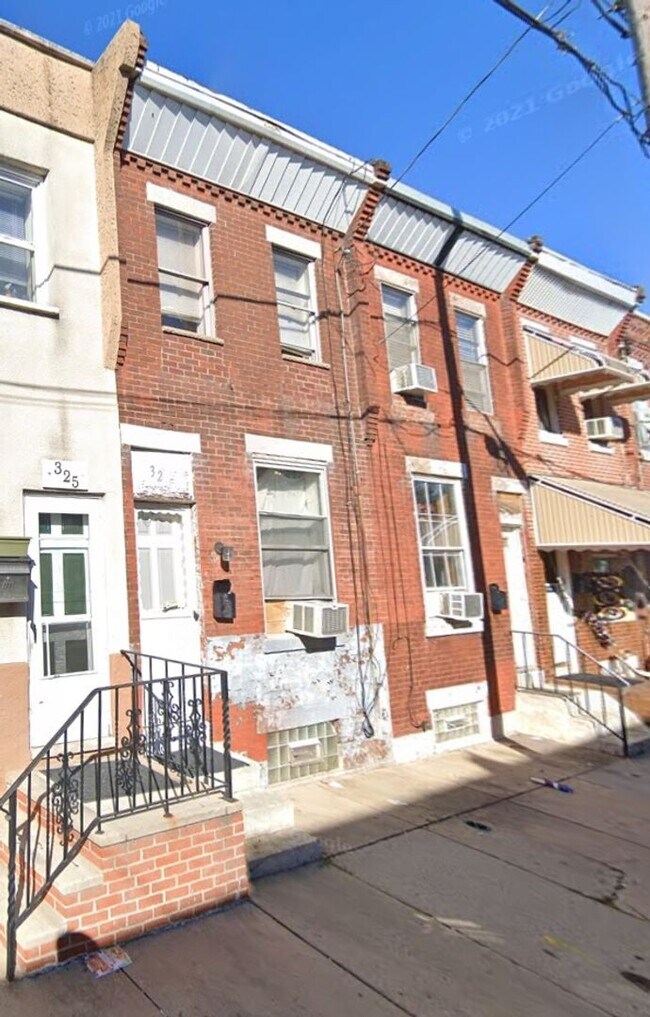 Building Photo - 2 bedrooms 1 bathroom House available now