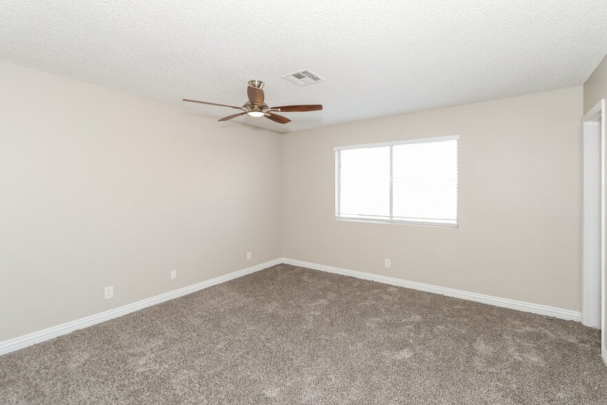 Building Photo - 390 Newbury Ct