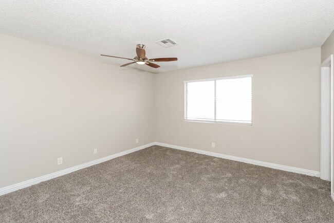 Building Photo - 390 Newbury Ct