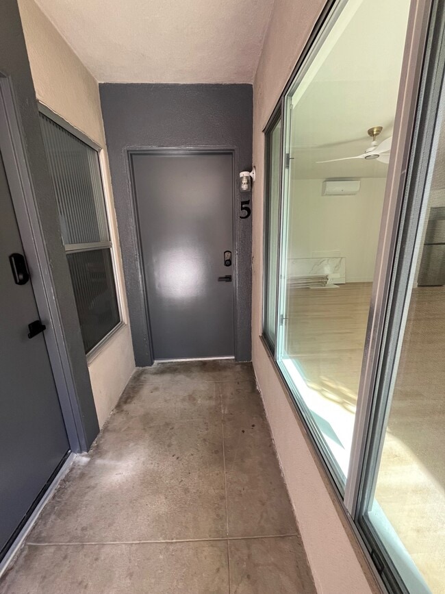 Building Photo - 210 S Catalina Ave