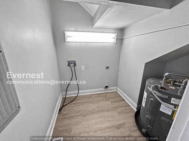 Building Photo - 3 Bed, 2.5 Bath Home with Off-Street Parking / Pet-Friendly / Available Now!