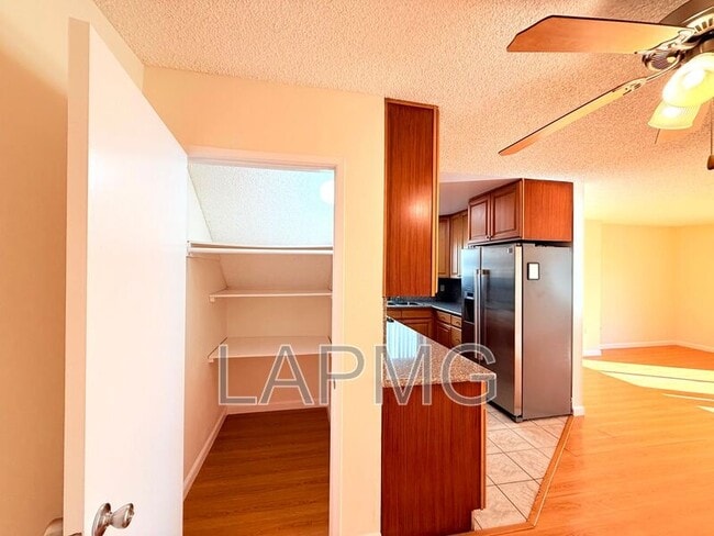 Building Photo - 1059 Western Ave