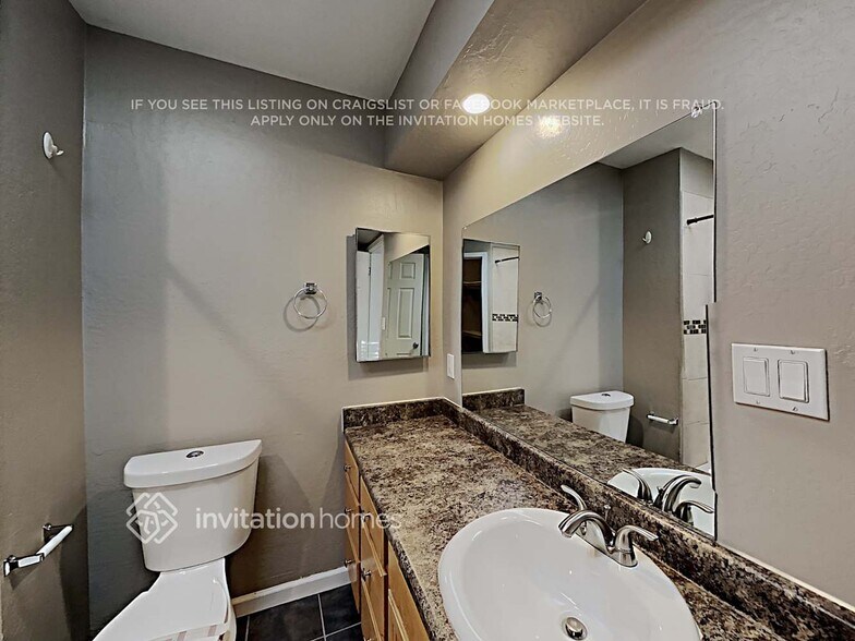 Building Photo - 2532 E Clarendon Ave