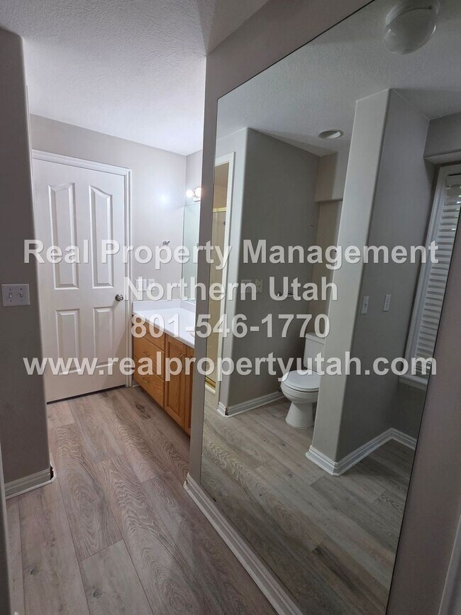 Building Photo - Updated 5 Bed 5 Bath Layton House Available!