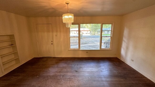 Building Photo - Cute 4 Bedroom Home!