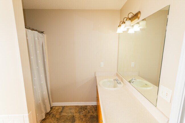 Building Photo - 1802 N Leah Ln