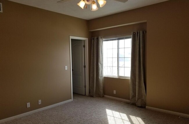 Building Photo - Beautiful 3 Bedroom, 3 Bathroom Townhouse!