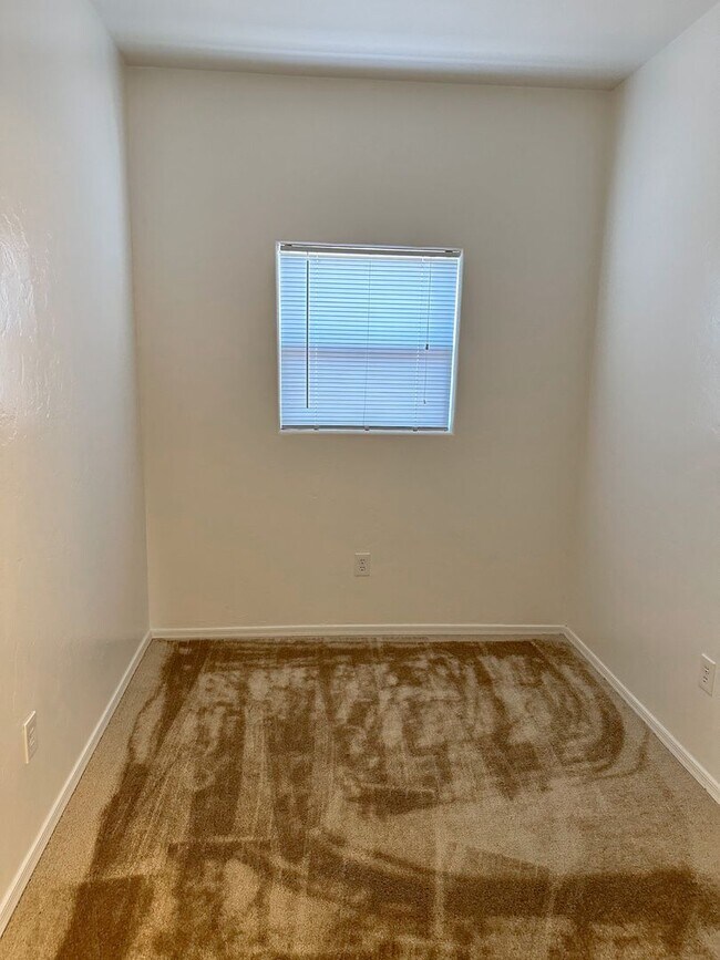 Building Photo - Large 4 bedroom home with Den - Corner lot...