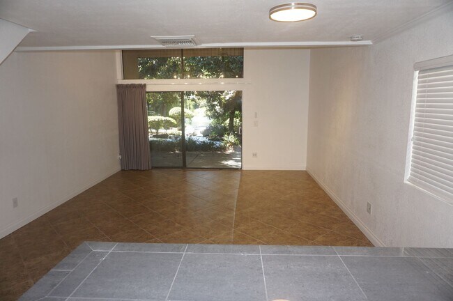 Building Photo - Wonderfully Remodeled 1 Bedroom with Stunn...