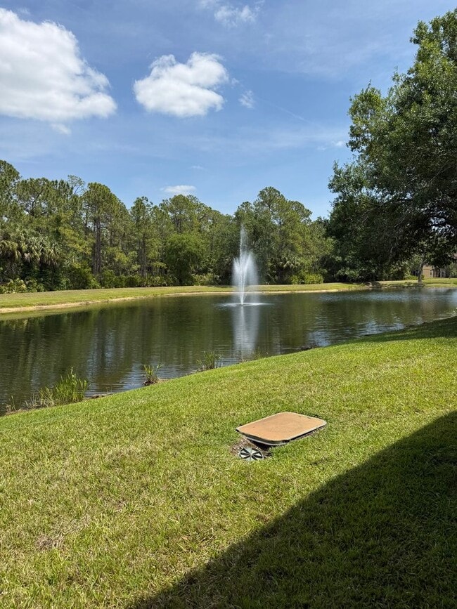 Building Photo - Spacious 2 Bedroom, 1.5 Bath Townhouse For Lease