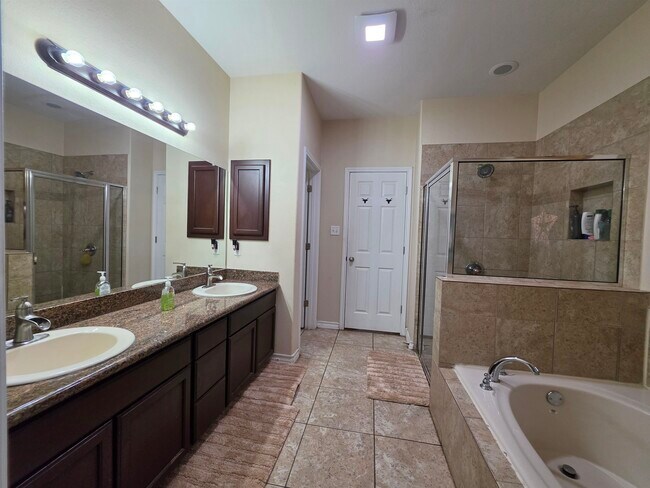 Building Photo - 302 Date Palm Dr