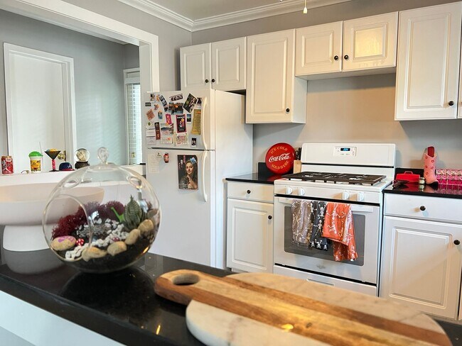 Building Photo - 2nd Floor 1BR/1BA + PORCH - Midtown Garden District