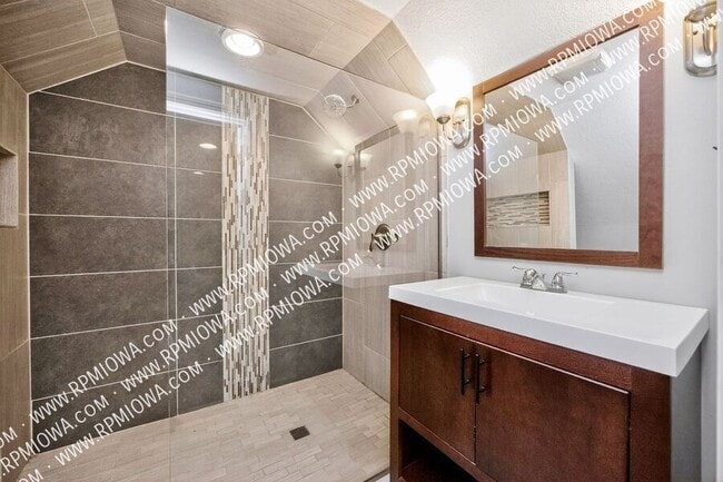 Building Photo - 6717 Roseland Dr