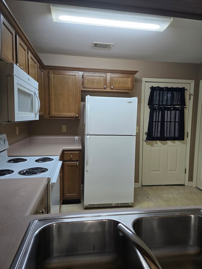 Building Photo - Townhouse for Lease