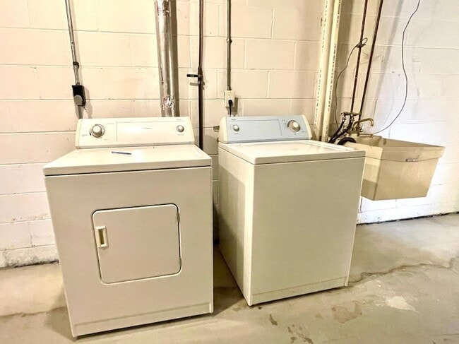 Building Photo - 6166 Upper 51st St N