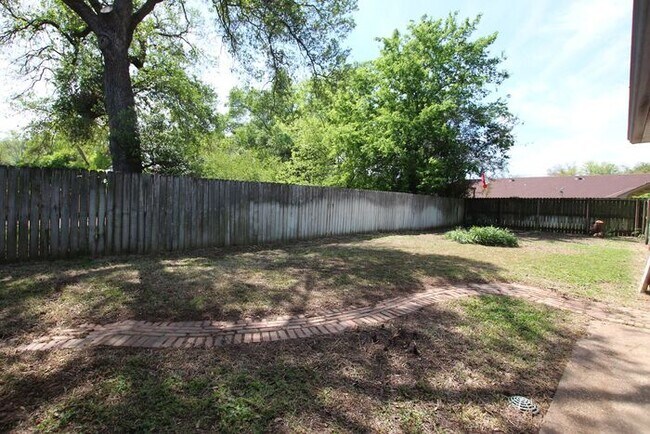 Building Photo - Beautiful 3 Bed 2 Bath Home in Tyler's Azalea District