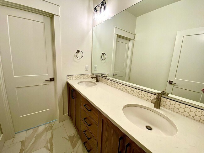 Building Photo - Beautiful Custom 6 Bedroom (2 Primary Bedr...