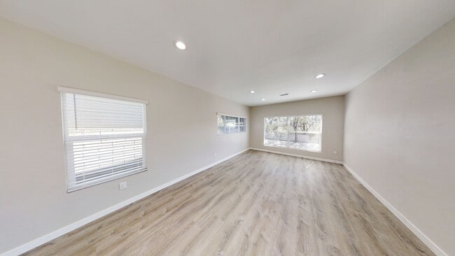 Building Photo - 5336 E Falls View Dr