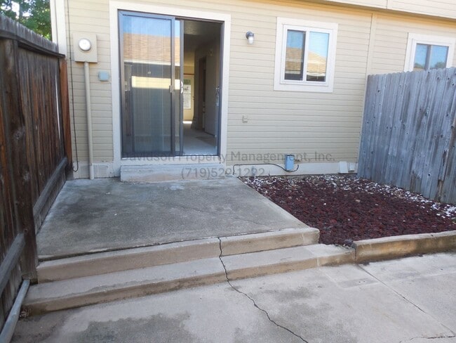 Building Photo - 8013 Lexington Park Dr