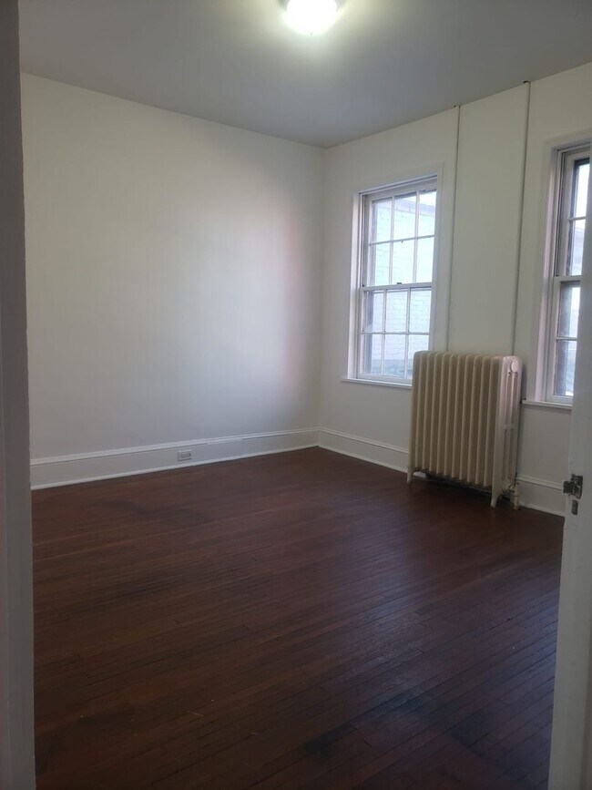 Building Photo - 409 E Orange St