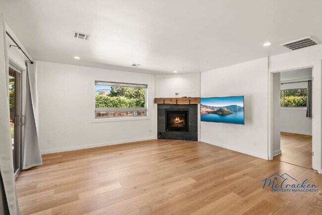 Building Photo - Modernized Spacious 3 Bedroom Home with Lu...
