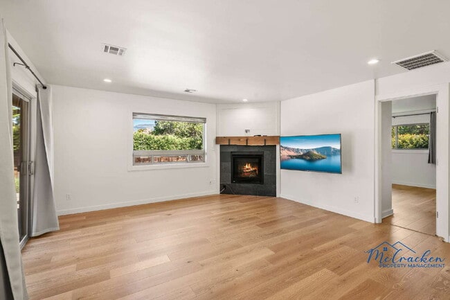 Building Photo - Modernized Spacious 3 Bedroom Home with Lush Outdoor Living in the Heart of Ashland