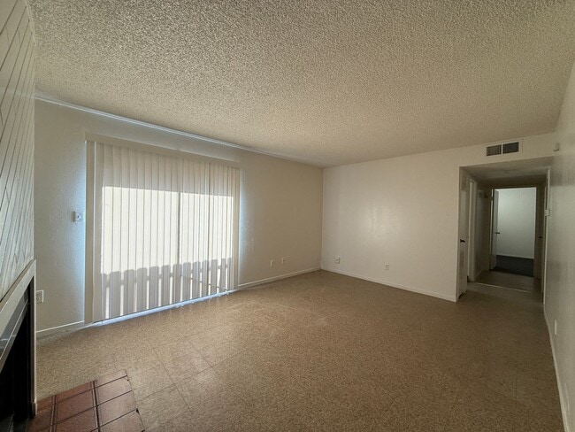 Building Photo - Downstairs 2 bedroom, 1 bathroom condo loc...