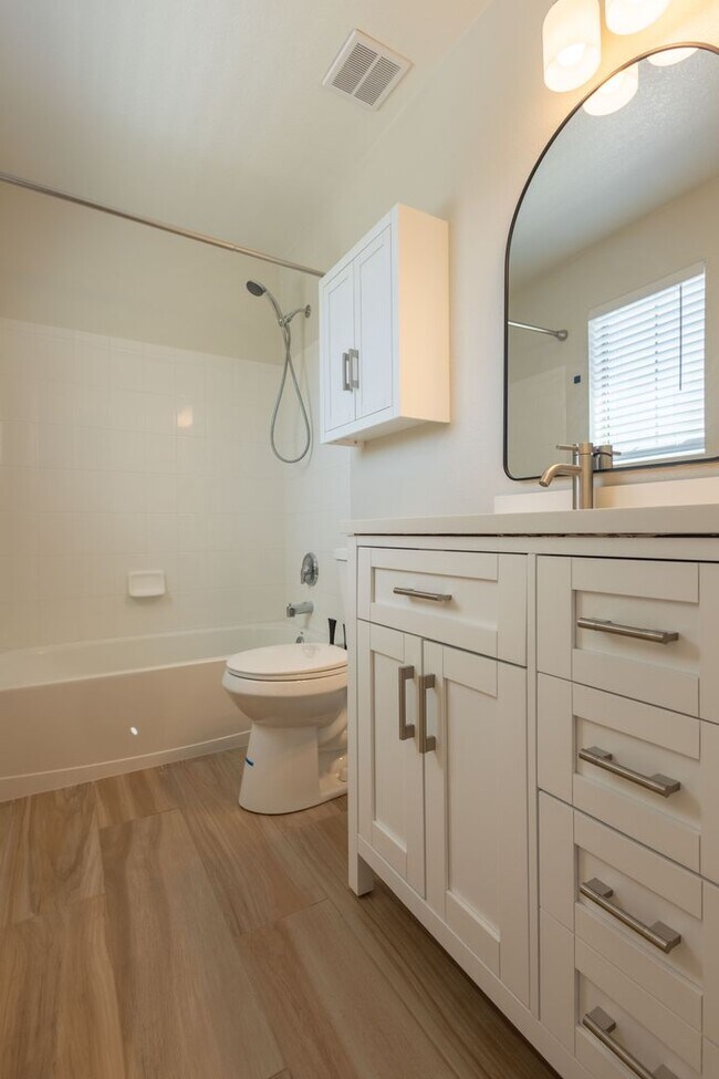 Building Photo - 3 Bedroom 2.5 Bathroom