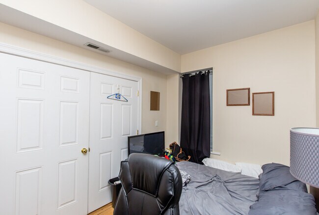 Building Photo - Massive 4bed/2bath DUPLEX in the HEART of Bucktown/Wicker Park! In-Unit Laundry! Central Air!