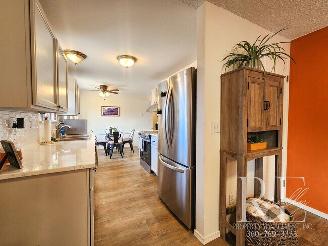 Building Photo - Earthy Warm and Inviting 3-Bd Rambler