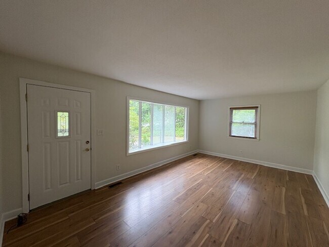 Building Photo - Spacious 4 Bed 2.5 bath Home Close to Fort...