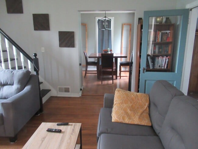 Building Photo - 3 bedroom house with garage