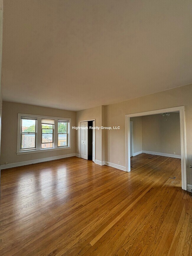 Building Photo - 830 Reba Pl