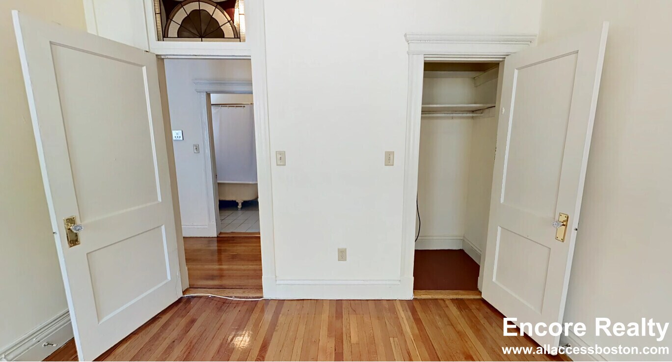 Building Photo - 107 Queensberry St