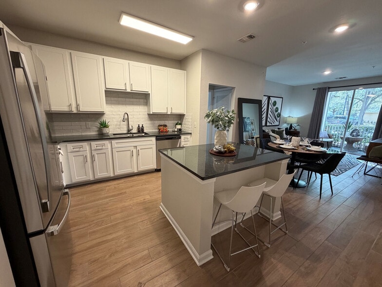 Building Photo - Luxe at 1820