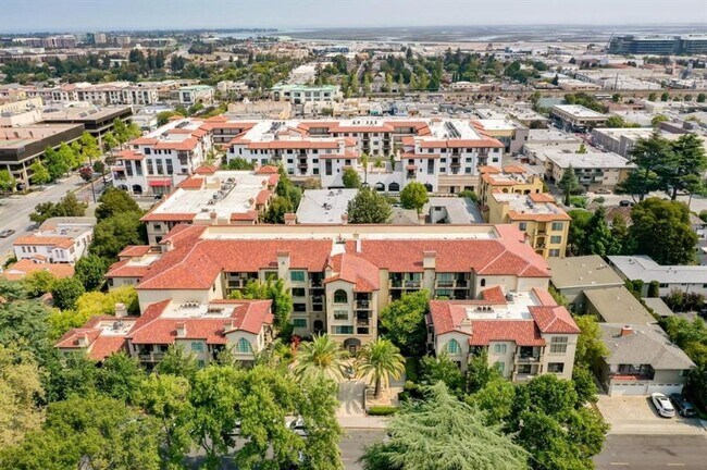 Building Photo - Updated Top Floor Unit -- Perfect Commuter Location -- Walking Distance to Laurel Street -- Must ...