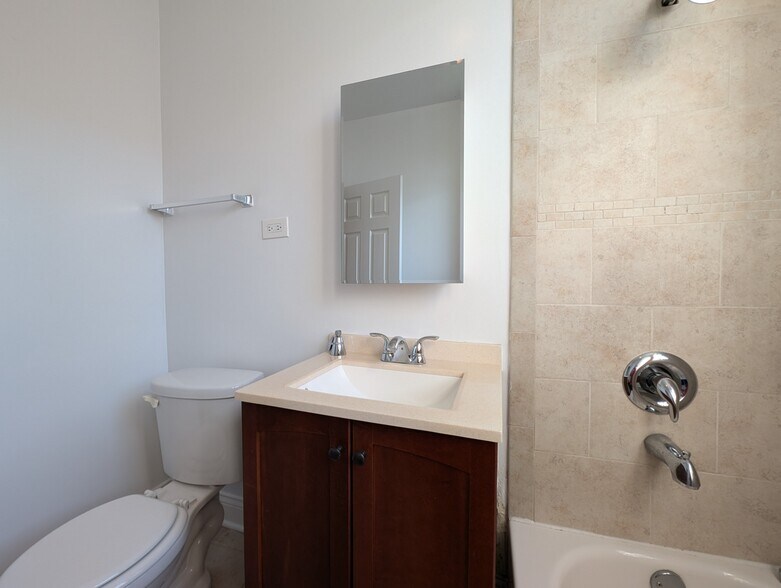 Building Photo - 822 W Waveland Ave