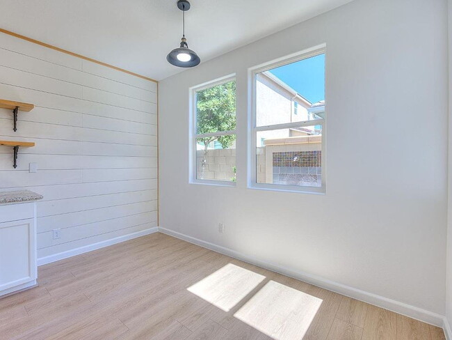Building Photo - Clean and Spacious 3 Bedroom 2.5 Bathroom Home